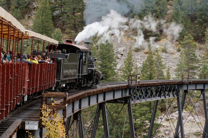 5. El Georgetown Loop Railroad cruzando el Devil’s Gate High Bridge. Foto - @georgetownlooprr (Instagram)