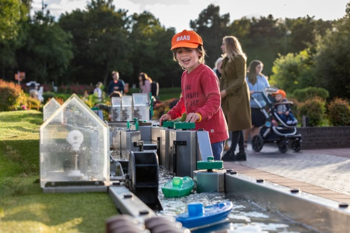 5. Niño jugando en Madurodam. Foto - Madurodam (Facebook)