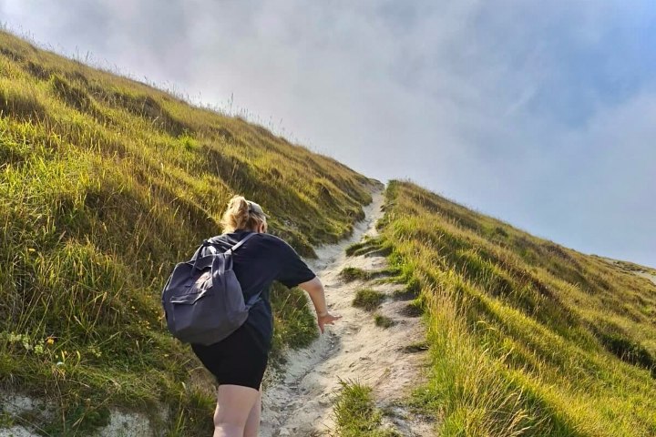 5. Senderista hacia las Seven Sisters. Foto - @camilajvnskt (Instagram)