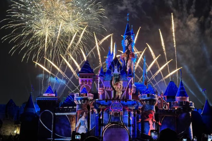 5. Show de fuegos artificiales enSleeping Beauty Castle Walkthrough de Disneyland Park. Foto - Visit USA