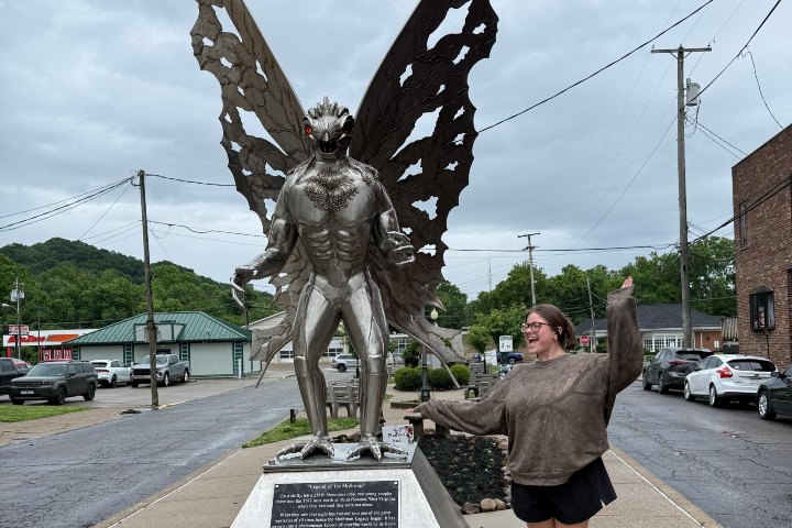 5. Viajera con escultura de Mothman. Foto - @laura_sprouse (Instagram)