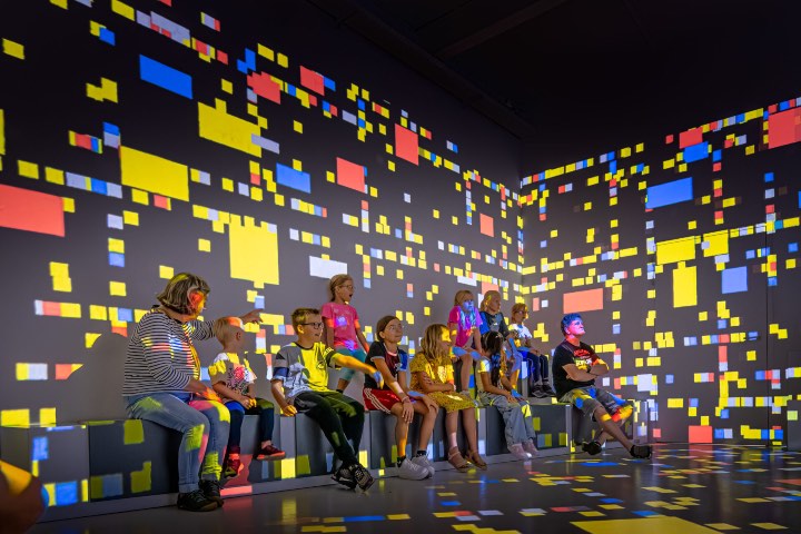 5. Visitantes dentro de una experiencia inmersiva en la Mondriaanhuis. Foto - Mondriaanhuis