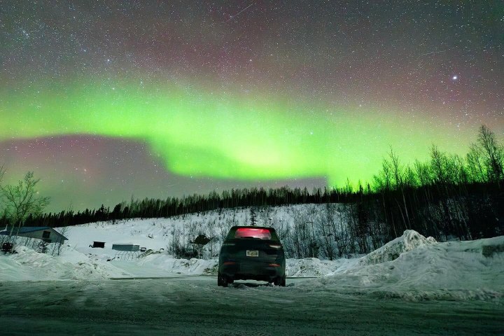 6. Auto con auroras boreales en Fairbanks. Foto - Explore Fairbanks Alaska (Facebook)