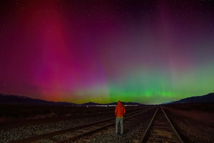 6. Hombre mirando aurora boreal. Foto - Mike Newbry (Instagran)