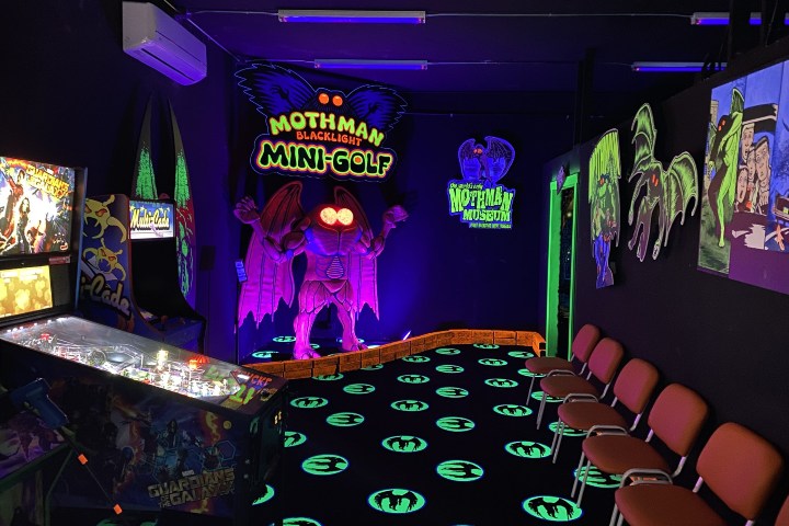 6. Mothman Blacklight Mini-Golf. Foto - Mothman Museum