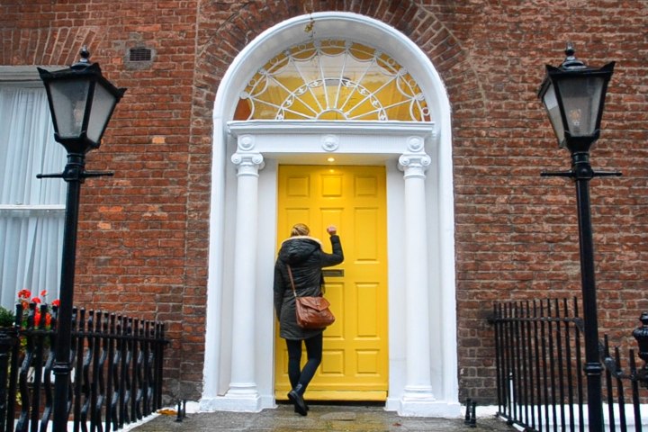 6. Mujer tocando puerta de color en Dublín. Foto - Jooinn