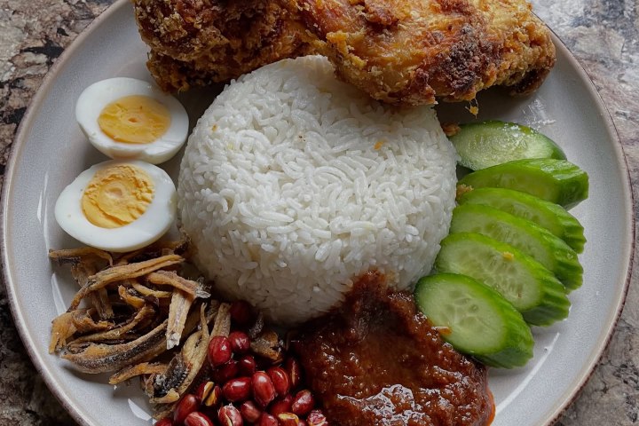 6. Nasi Lemak. Foto - @zaynahsbakes (Instagram)