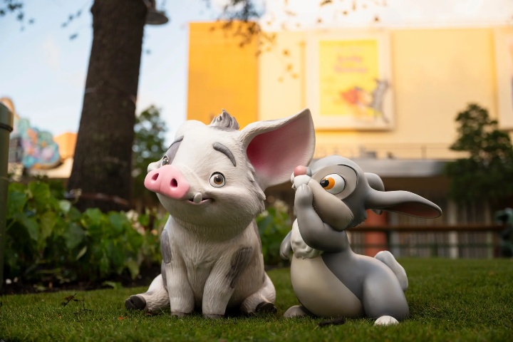 6. Personajes afuera de The Magic of Disney Animation. Foto - WDWMagic