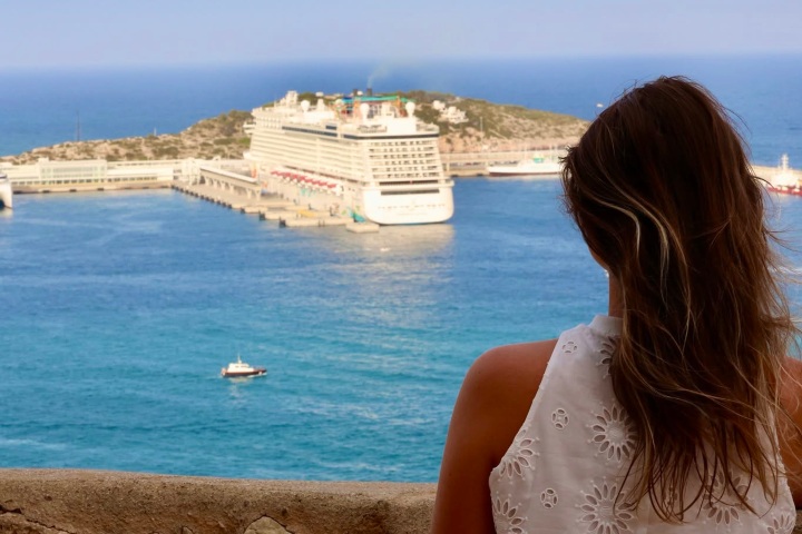 6. Viajera mirando crucero de Norwegian Cruise Line . Foto - Norwegian Cruise Line (Facebook)