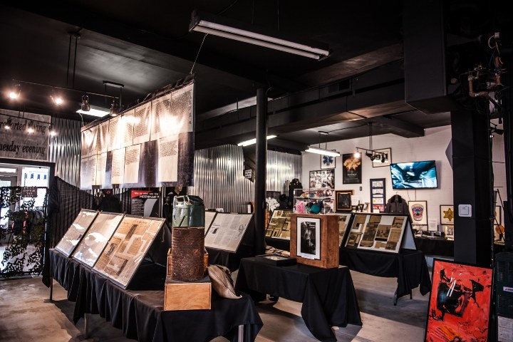 Parte de las exhibiciones del Mothman Museum. Foto. - Mothman Museum