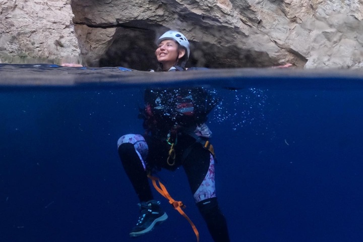 7. Viajera nadando en el Pozo del Gavilán. Foto - @lobosteam.mx (Instagram)