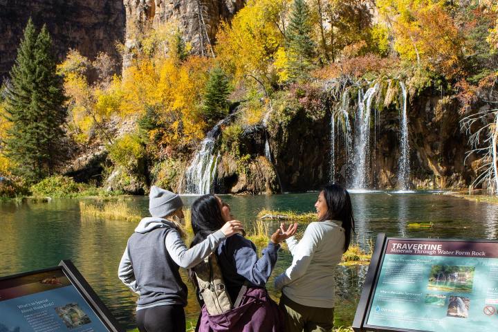 7. Viajeras en el Hanging Lake durante el otoño. Foto - @bellaknwls (Instagram)