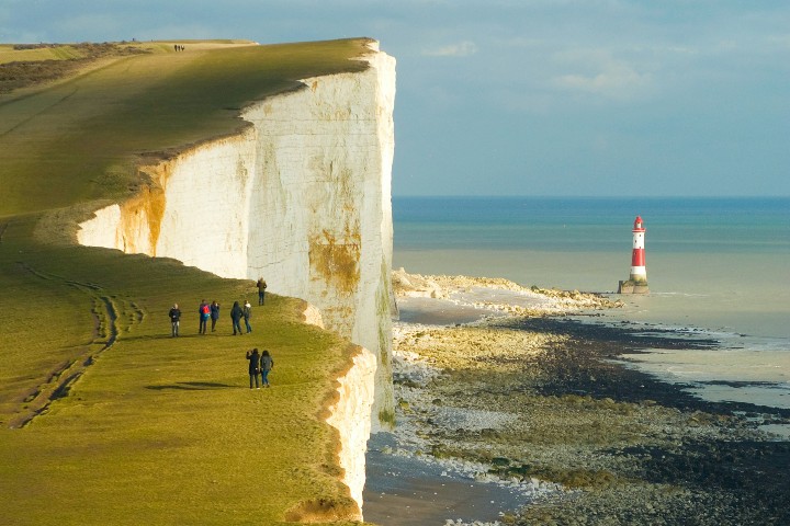 7. Viajeros caminando en las Seven Sisters. Foto - Natalia Gasiorowska (Unsplash)