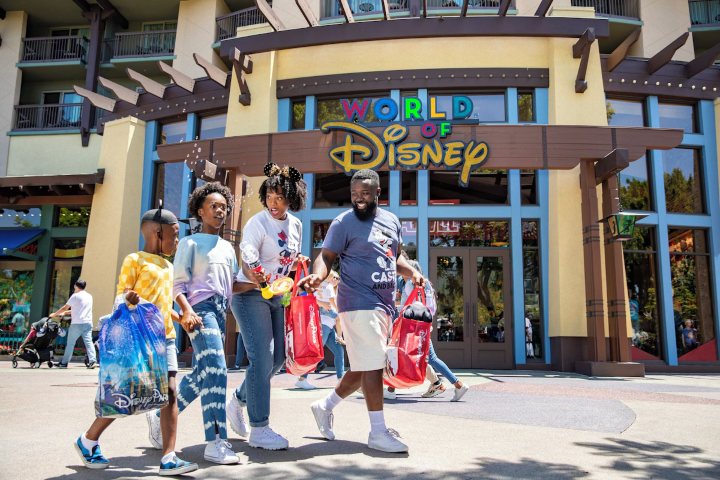 8. Familia en Downtown Disney District. Foto - Downtown Disney District (Expedia)