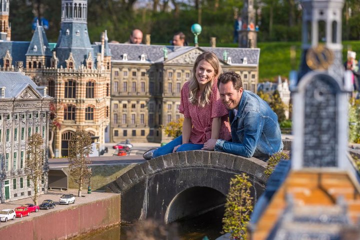 8. Pareja en Madurodam. Foto - The Hague Tickets