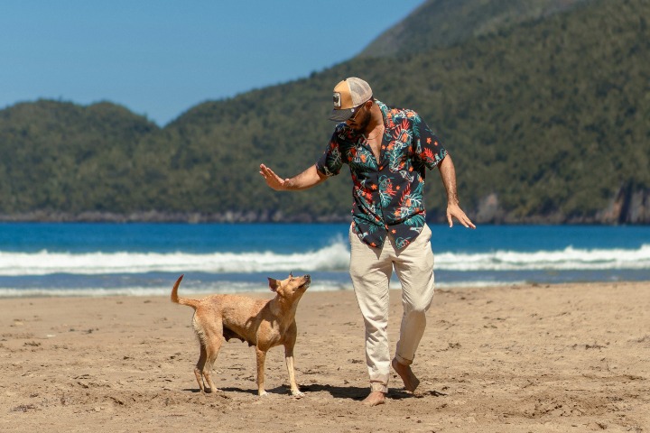 8. Viajero con mascota en la playa. Foto - Victor Rosario (Unsplash)