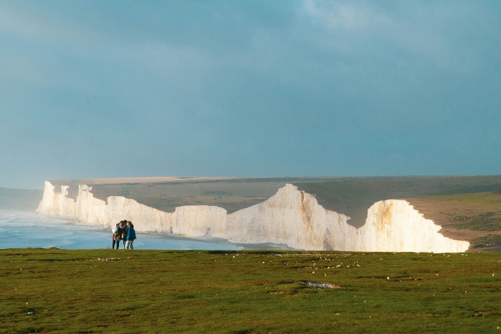 9. Viajeros en las Seven Sisters. Foto - Xiaolin Zhang (Unsplash)