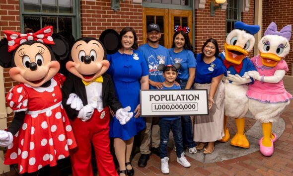 DISNEYLAND RESORT RECIBE A SU VISITANTE MIL MILLONES. Foto - Laughing Place