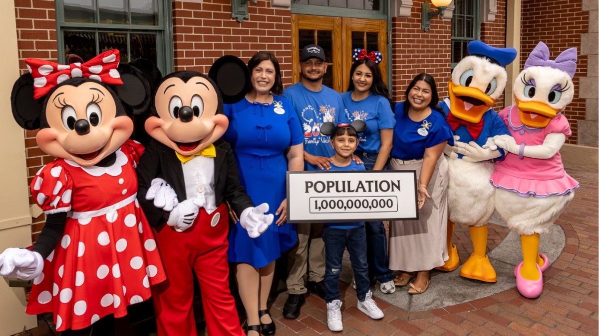 DISNEYLAND RESORT RECIBE A SU VISITANTE MIL MILLONES. Foto - Laughing Place