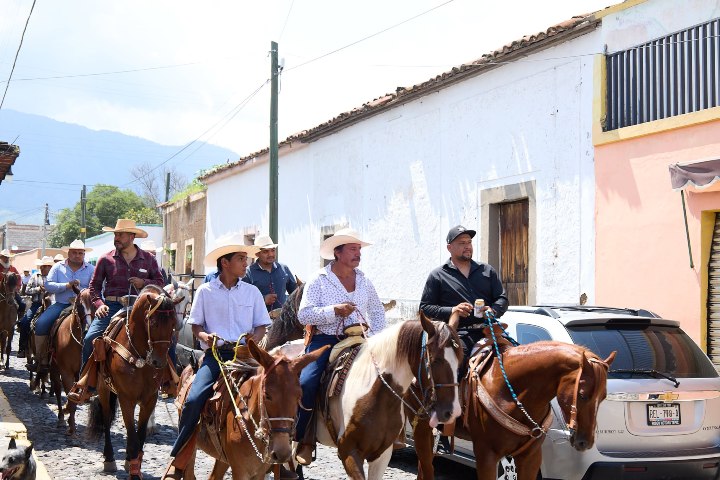 EXTRA. Cabalgata por el Día del Granadero. Foto - Gobierno Municipal de Jala (Facebook)
