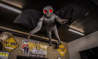 Ubicado en el corazón de Point Pleasant en Virginia Occidental, el Mothman Museum reúne documentos históricos, objetos de colección y recuerdos cinematográficos para contar la historia de uno de los misterios más conocidos del folclore estadounidense.