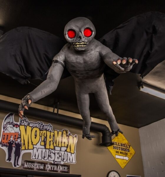 Ubicado en el corazón de Point Pleasant en Virginia Occidental, el Mothman Museum reúne documentos históricos, objetos de colección y recuerdos cinematográficos para contar la historia de uno de los misterios más conocidos del folclore estadounidense.