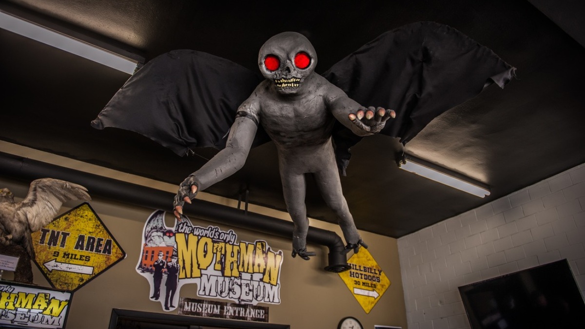 Ubicado en el corazón de Point Pleasant en Virginia Occidental, el Mothman Museum reúne documentos históricos, objetos de colección y recuerdos cinematográficos para contar la historia de uno de los misterios más conocidos del folclore estadounidense.