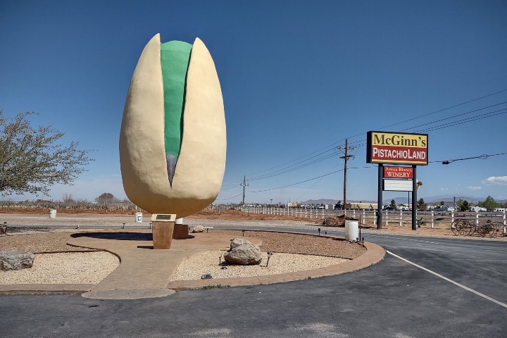 1. Entrada a McGinn's PistachioLand. Foto - Herb Ginsberg (Facebook)