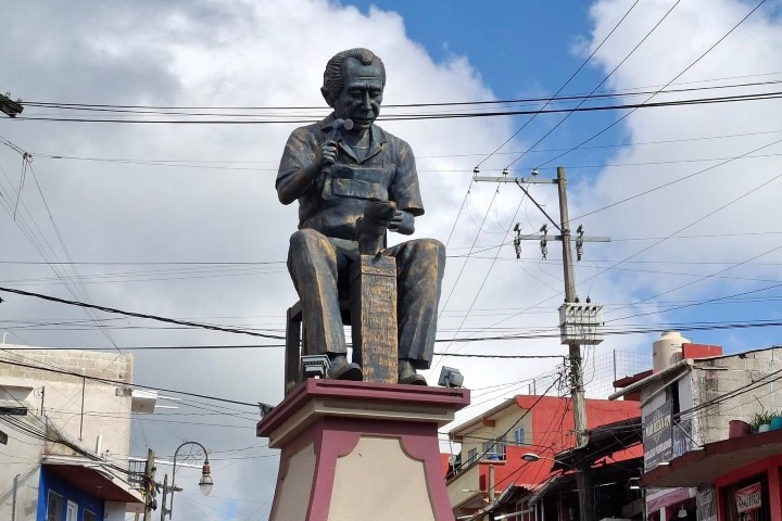 Foto del monumento al zapatero en Naolinco. Foto. - Vamos a Rodar (Facebook)