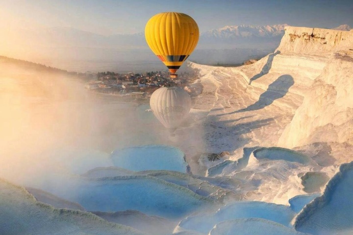 1. Globo aerostático en los travertinos blancos de Pamukkale. Foto - TUI Musement