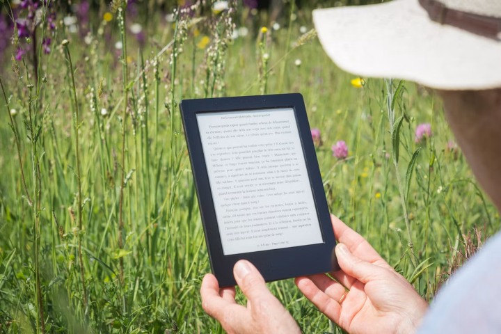 1. Lectura en Kindle. Foto - Perfecto Capucine (Unsplash)