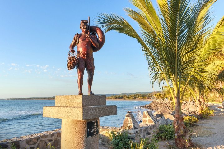 1. Monumento al Ostionero en el Andador de Aticama. Foto - @hotelesfray (Instagram)