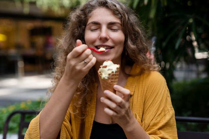 1. Mujer comiendo helado. Foto - magnific (Magnific)