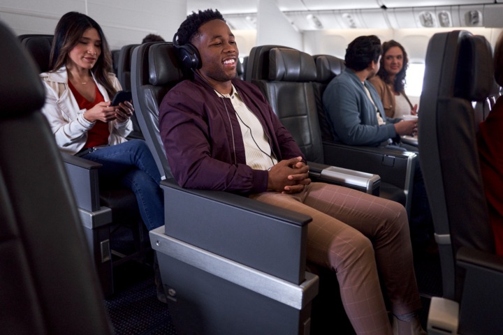 1. Pasajero en asiento Premium Economy de American Airlines. Foto - American Airlines Newsroom