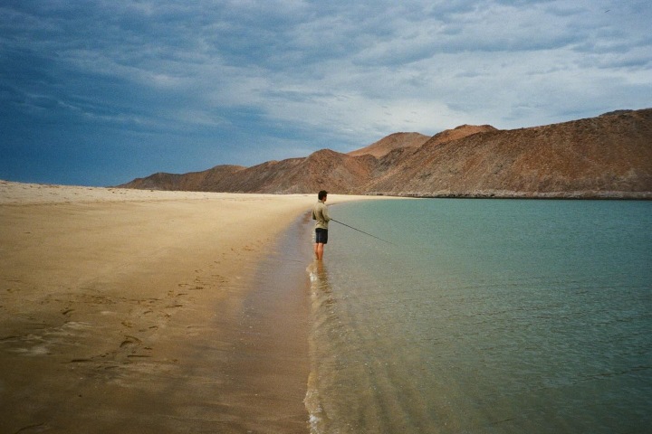 1. Pescador en Bahía de los Ángeles. Foto - @cooperarnett (Instagram)