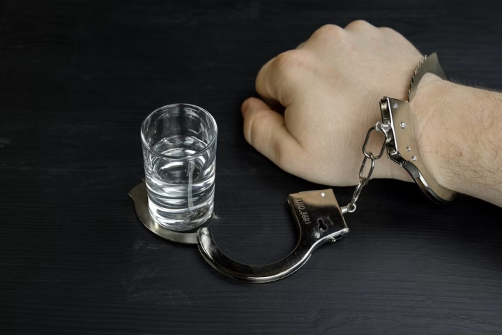 1. Prohibición de alcohol. Foto - Bermix Studio (Unsplash)