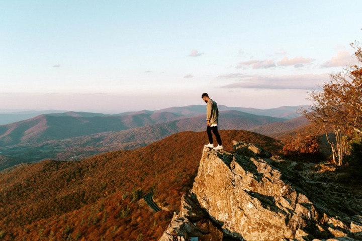 1. Viajero en Shenandoah National Park durante el otoño. Foto - Page Valley, VA