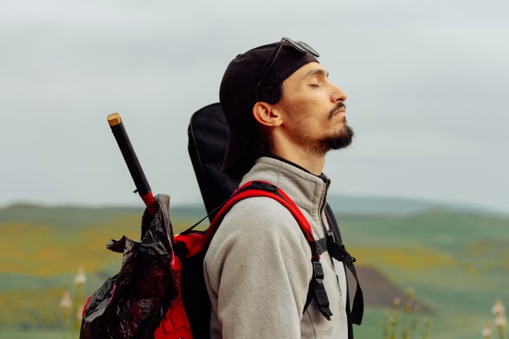 1. Viajero en la naturaleza. Foto - Thomas Marquize (Unsplash)