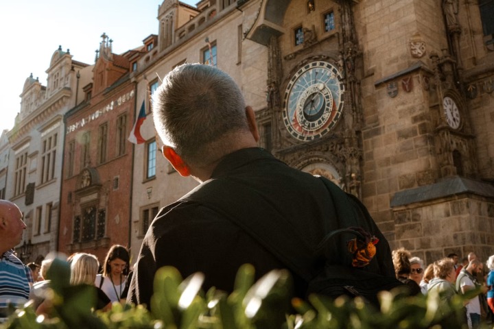 1. Viajero mirando el Reloj Astronómico de Praga. Foto - Aakash Goel (Unsplash)