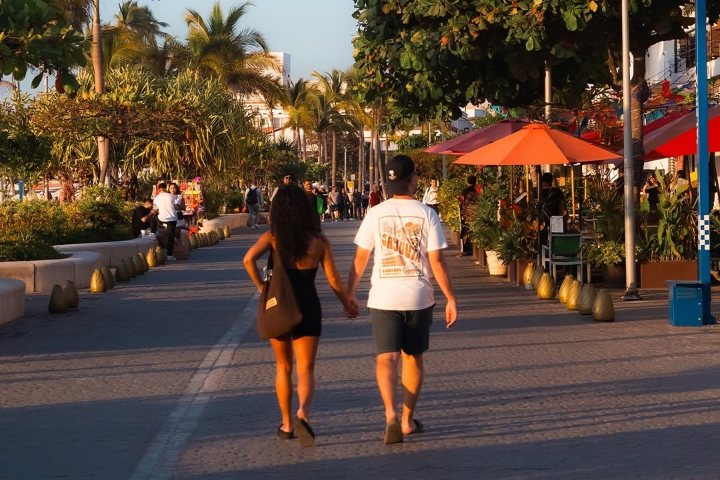 1. Viajeros caminando en Puerto Vallarta. Foto - Puerto Vallarta, Mexico (Facebook)