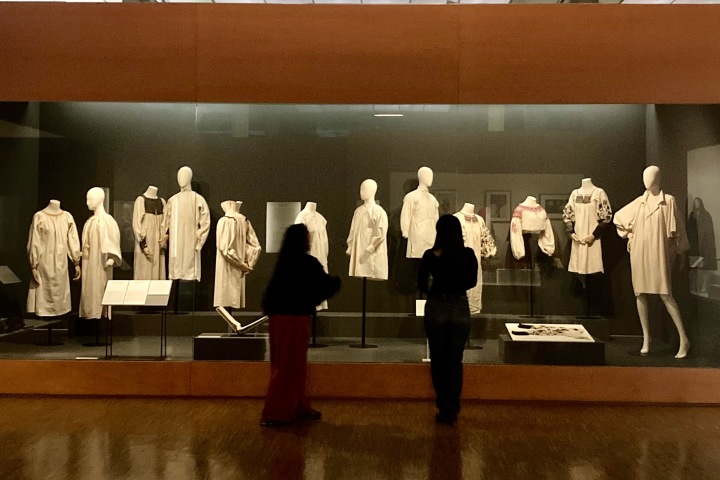 1. Visitantes en el Museo del Traje. Foto - @hoytocadibujo (Instagram)