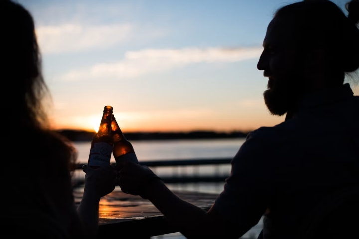 11. Amigos tomando cerveza. Foto - Taylor Grote (Unsplash)