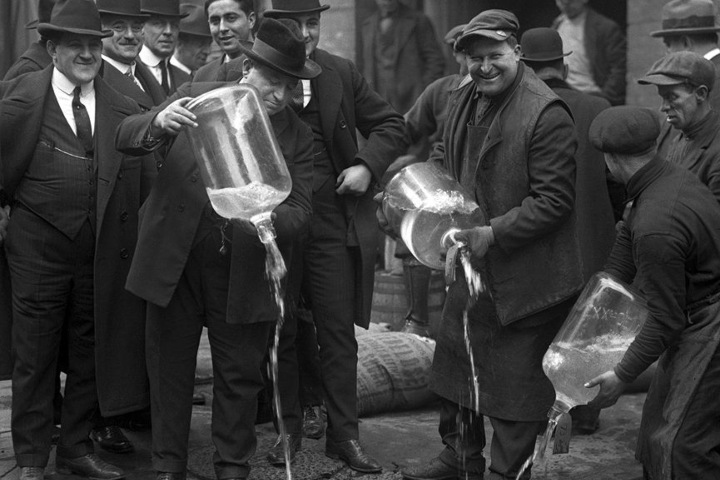 2. Agentes federales tirando alcohol en las calles de Nueva York. Foto - Landscapesspain (Pinterest)