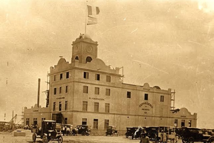 2. Antigua fotografía de la Cervecería Mexicali. Foto - Wikimedia Commons