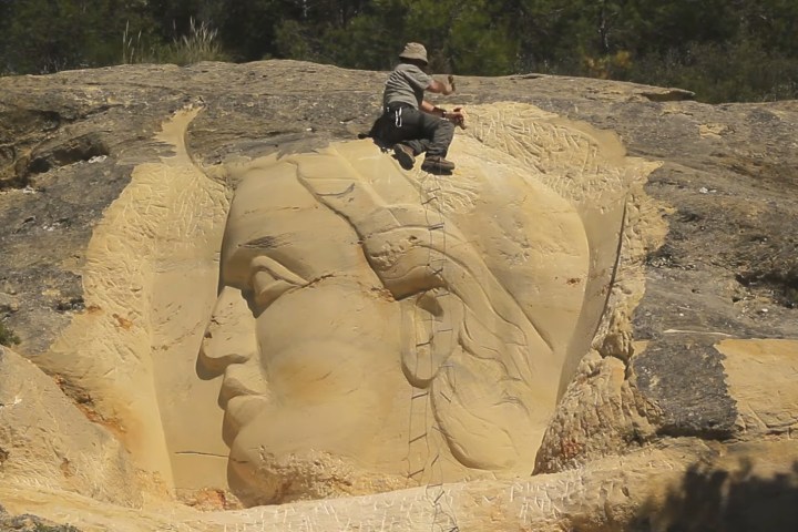 2. Artista Eulogio Reguillo cincelando nuevo rostro en la Ruta de las Caras. Foto - Tu canal de viajes por España (YouTube)