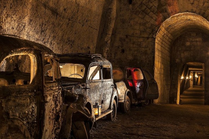 2. Autos abandonados en Napoli Sotterranea. Foto - Amusing Planet