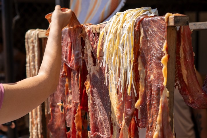 2. Elaboración de cecina. Foto - @nejo.restaurante (Instagram)