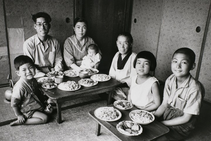 2. Fotografía familiar japonesa alrededor de 1940. Foto - @topmuseum (Instagram)