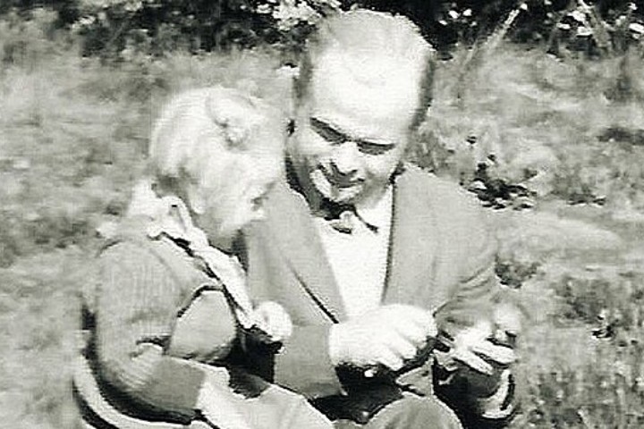 2. František Smotlacha y su hija recolectando hongos. Foto - iDNES