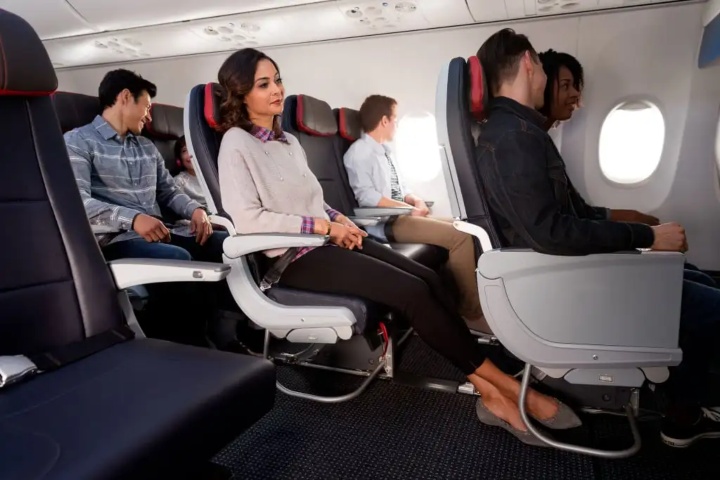 2. Pasajera en asiento Main Cabin Extra. Foto - Skift